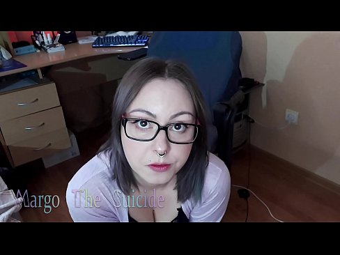 ❤️ Σέξι κορίτσι με γυαλιά πιπιλίζει Dildo βαθιά στην κάμερα ❤❌ Ανώμαλο πορνό